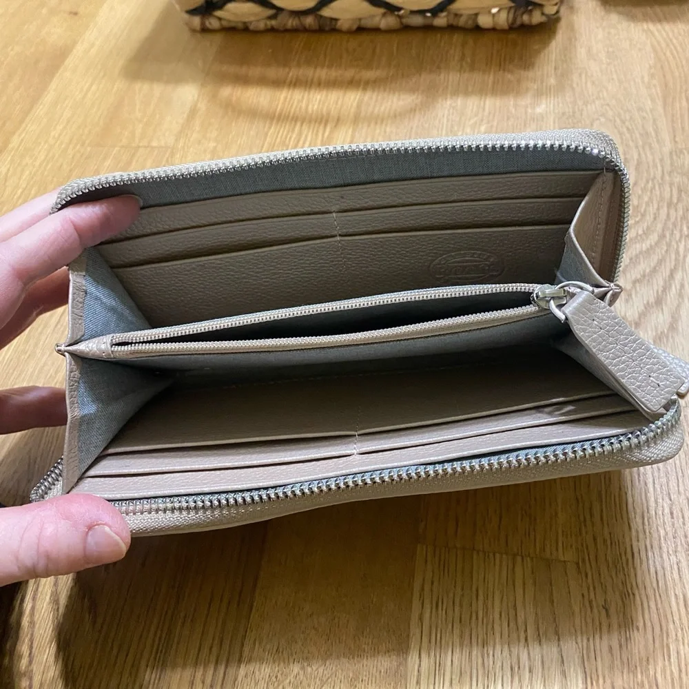 ROOTS LEATHER Cloud Zip Around Clutch USED ONCE ONLY - Picture 4 of 10